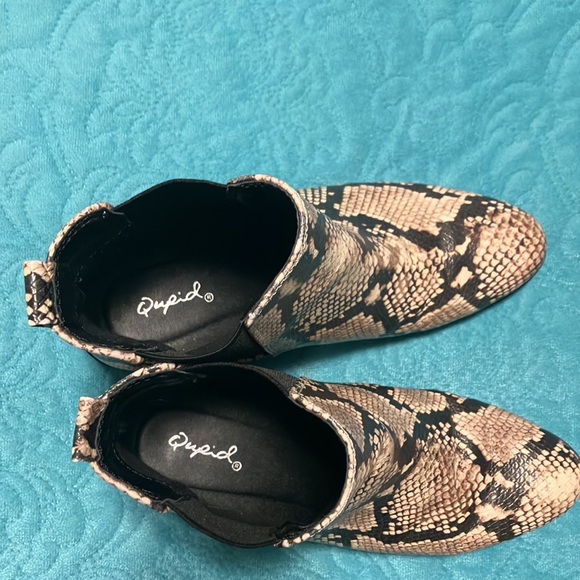 Adorable snake skin boots. Size 8 by Qupid🖤🐍 - Picture 5 of 5